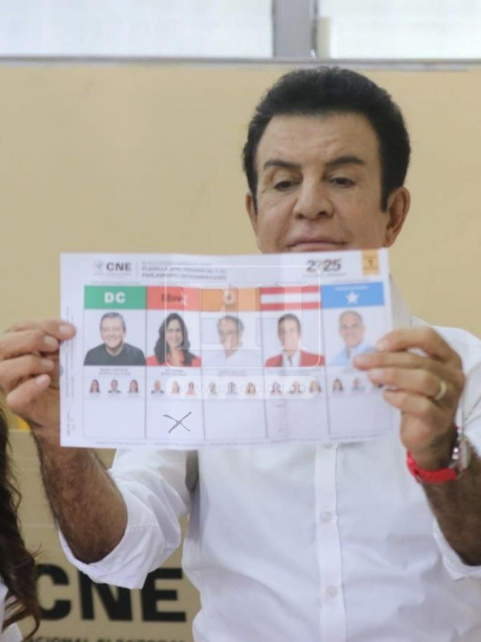 No, el candidato presidencial Salvador Nasralla no votó por Rixi Moncada.