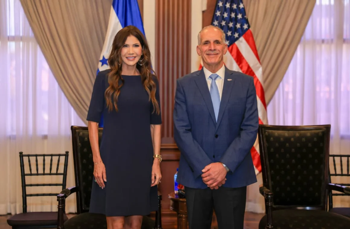 Sí, Asfura y Noem se juntaron para hablar de seguridad.