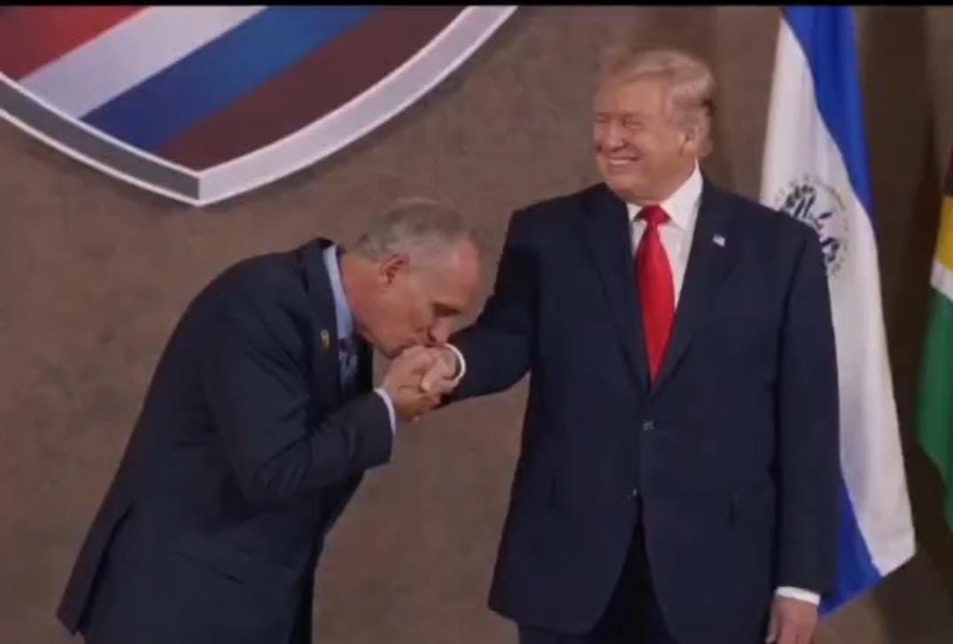 No, esta no es una foto de Asfura besando la mano de Trump; es un montaje digital