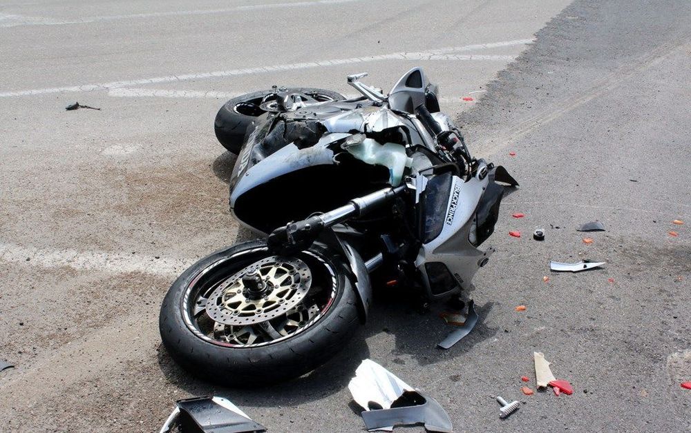 Sí, el video muestra un accidente real de una mujer atropellada por una motocicleta en Roatán