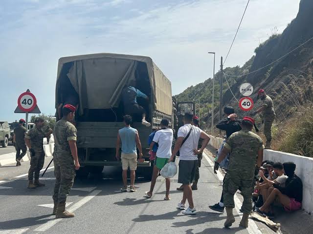 Sí, el video de migrantes saltando de un camión militar sí es en Ceuta, España